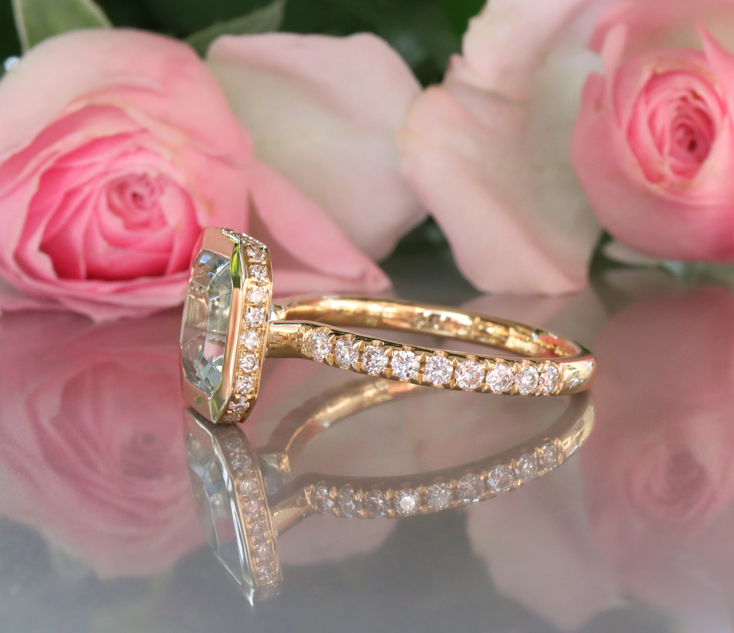 Raffinierter Aquamarin-Ring 585 Gelbgold mit Brillanten, Detailaufnahme, Rosen im Hintergrund