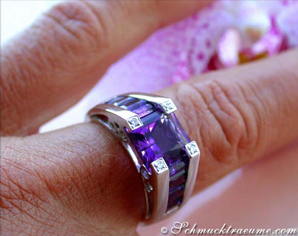 Detailaufnahme des Amethystringes mit Diamanten, Trageansicht auf Finger