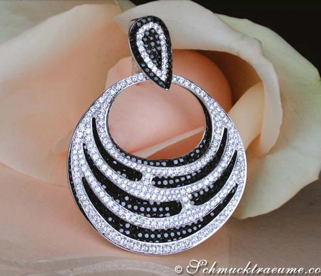 Schwarze & weiße Diamanten Anhänger mit kontrastreichem Design, detailreiches Handarbeitsschmuckstück Schwarze & weiße Diamanten Anhänger mit kontrastreichem Design, detailreiches Handarbeitsschmuckstück