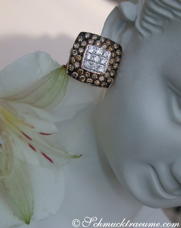 Detailaufnahme von Carré-Ohrstecker mit naturbraunen & weißen Brillanten, roségoldener Verarbeitung