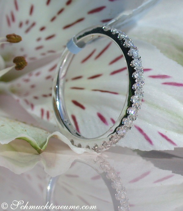 Weißgoldener Diamanten-Halbmemory-Ring auf Lilienblüte