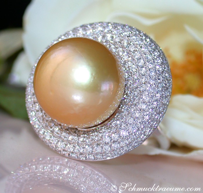 Detailansicht: Ring mit goldener Südseeperle und Diamantbesatz, Perspektive von oben