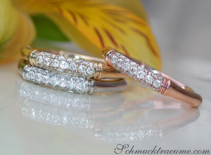 Goldene Diamantringe im Bambus-Design, detailreich, auf weißem Hintergrund