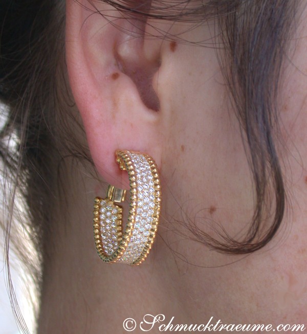 Gelbgold 750 Creolen mit Brillanten, Detailaufnahme, Ohrträger.