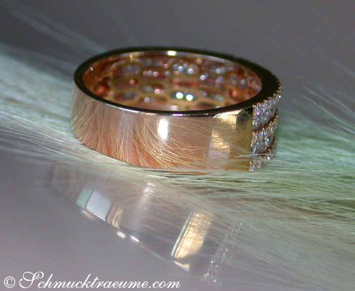 Roségold Bandring mit Brillanten auf glänzender Unterlage