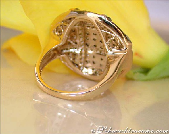 Goldener Ring mit braunen Brillanten, Detailaufnahme, gelbgold 585