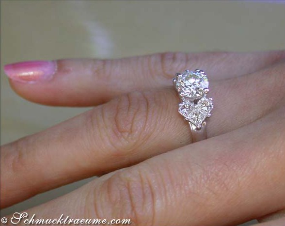 Weißgoldring mit Diamant im Herzdesign auf Hand getragen