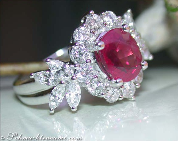 Weißgold-Ring mit Burmarubin und Diamanten, detailreich, elegant.