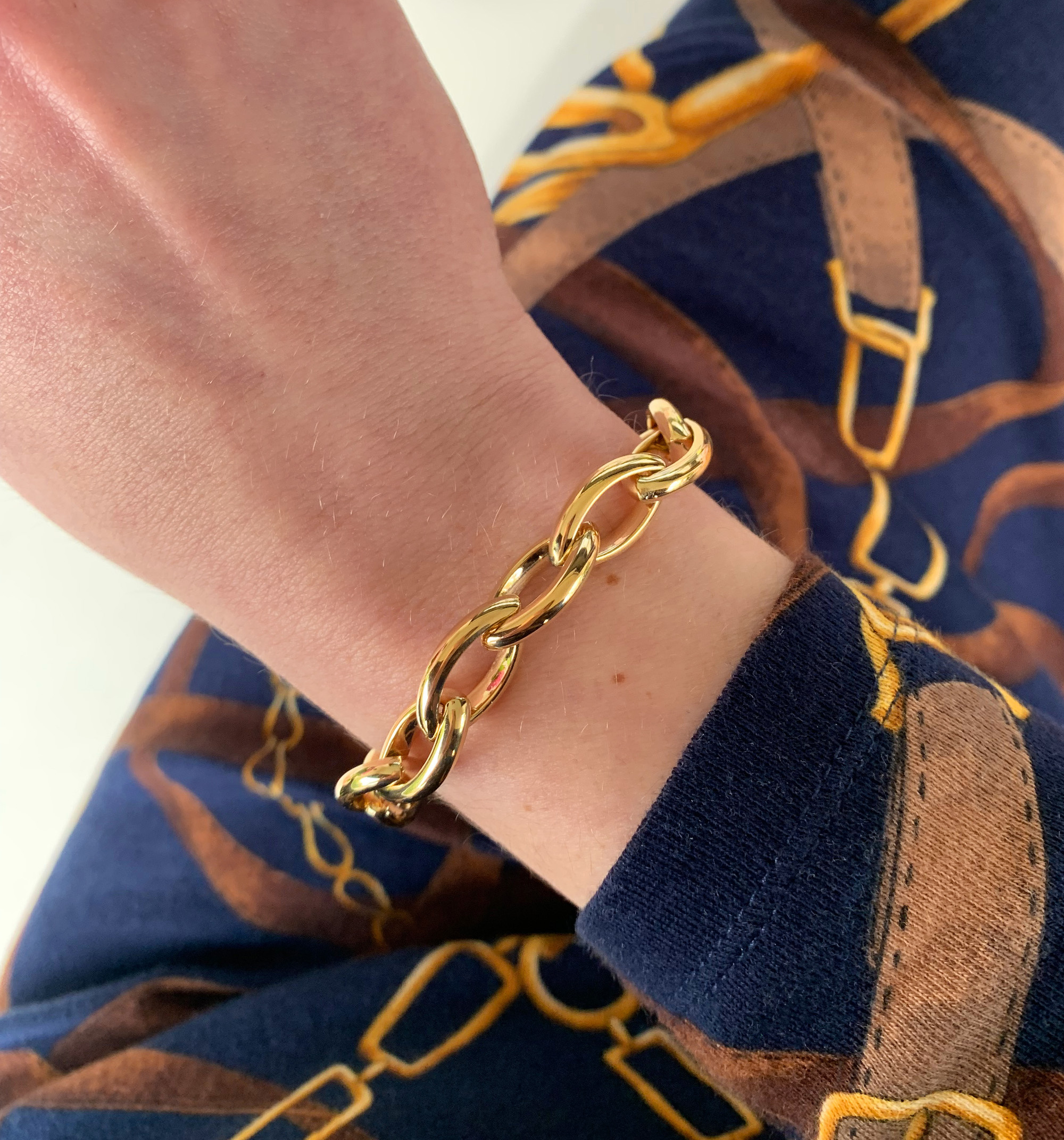 Goldarmband "Navette" aus Gelbgold 585, Detailaufnahme am Handgelenk