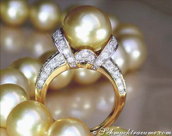 Goldener Südseeperlenring mit Brillanten, Detailaufnahme, elegantes Design
