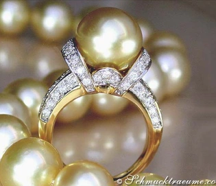 Goldener Südseeperlenring mit Brillanten, Detailaufnahme, elegantes Design