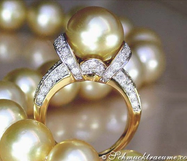 Goldener Südseeperlenring mit Brillanten, Detailaufnahme, elegantes Design Goldener Südseeperlenring mit Brillanten, Detailaufnahme, elegantes Design