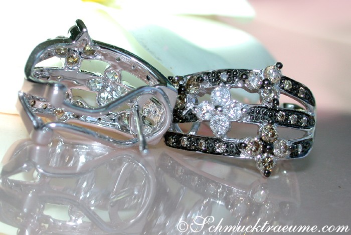 Floraler Blütenohrring mit naturbraunen und weißen Diamanten, Detailaufnahme in Weißgold 585.