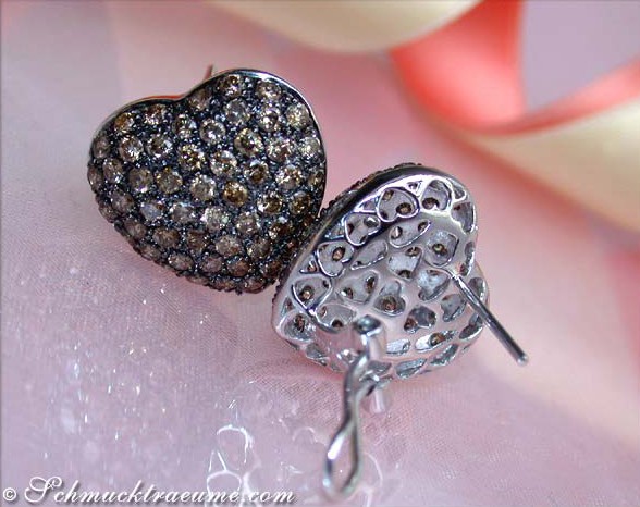 Detailansicht der braunen Diamanten Herz-Ohrstecker in Weißgold 585