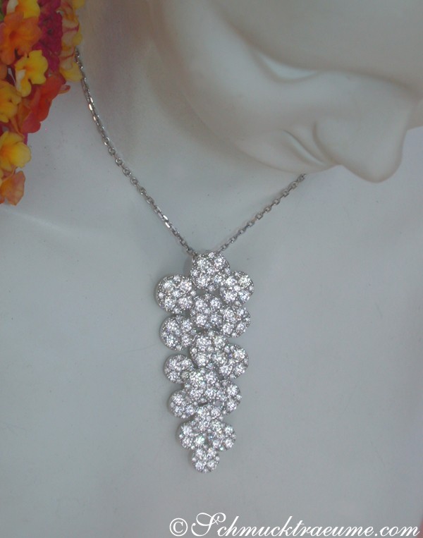 Erlesener Brillanten-Anhänger im Trauben-Design, getragen auf weißem Halsbügel