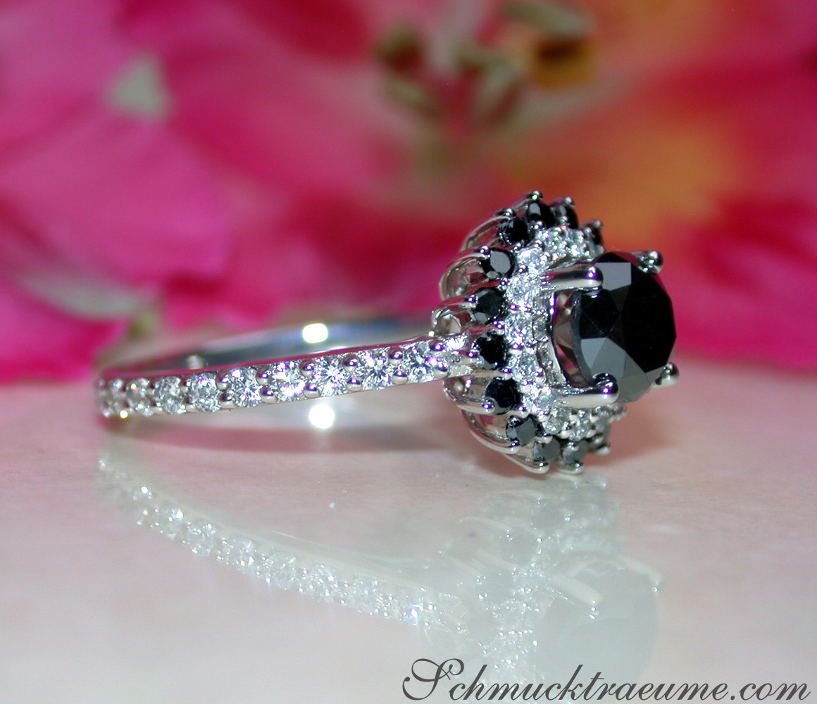 Schwarz-Weißgold-Ring mit Diamanten, Detailaufnahme, elegant, floraler Hintergrund.