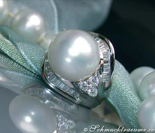 Opulenter Südseeperlenring mit Brillanten auf Seidenband