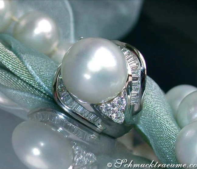 Opulenter Südseeperlenring mit Brillanten auf Seidenband Opulenter Südseeperlenring mit Brillanten auf Seidenband