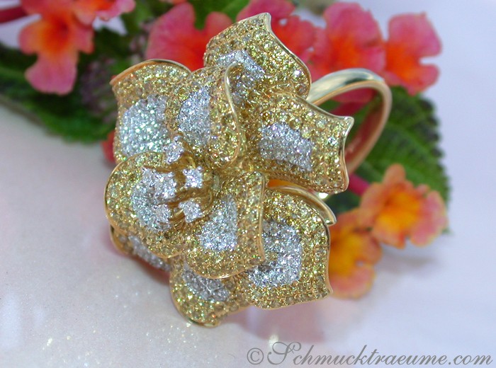 Stattlicher Brillanten Ring mit gelben Brillanten im Blumen Design - Image 2