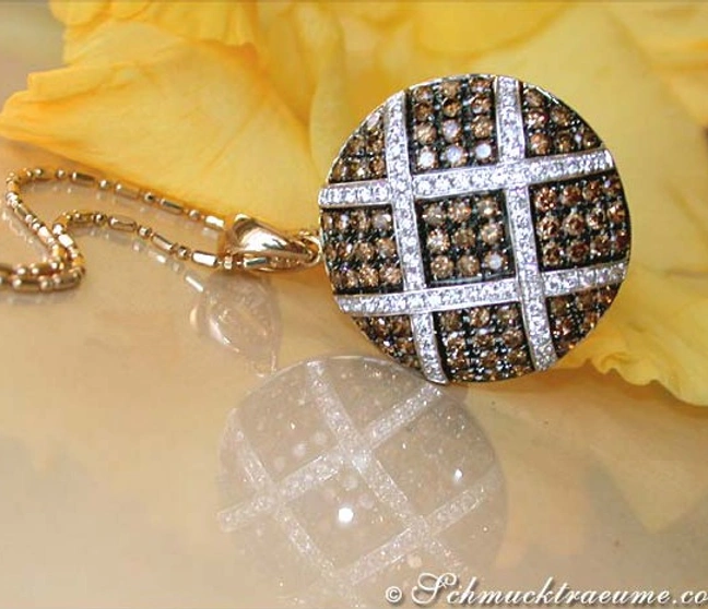 Gelbgold-Anhänger mit braunen und weißen Brillanten, detailreich, getragen. Gelbgold-Anhänger mit braunen und weißen Brillanten, detailreich, getragen.