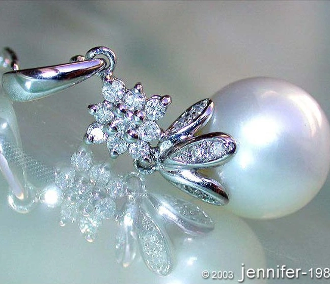 Weißgold-Anhänger mit Süßwasserperle und Diamanten, Detailaufnahme Weißgold-Anhänger mit Süßwasserperle und Diamanten, Detailaufnahme
