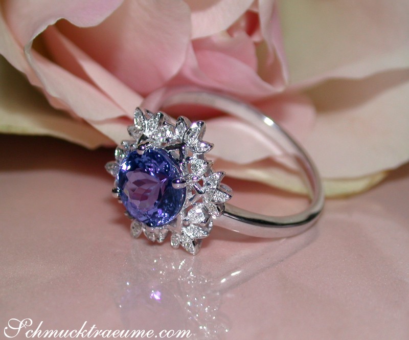 Detailaufnahme des femininen Tansanit-Rings mit Diamanten im Schneeflocken-Design