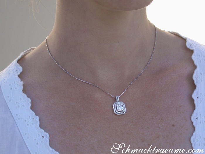 Detailansicht des Brillanten-Anhängers im Octagon-Design, getragen auf weißem Oberteil