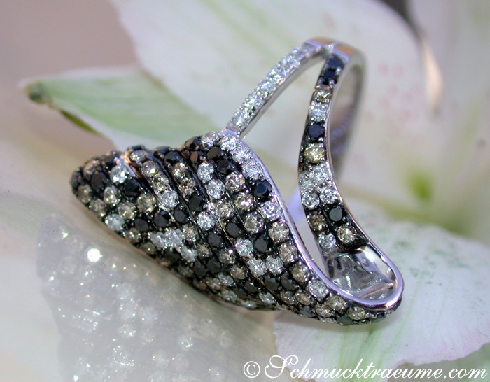 Weißgold-Ring mit schwarz-weißen und naturbraunen Diamanten, Detailaufnahme, elegant getragen.