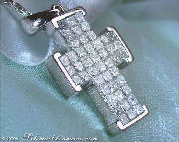 Silberner Kreuzanhänger mit Diamanten, Detailaufnahme auf weichem Hintergrund