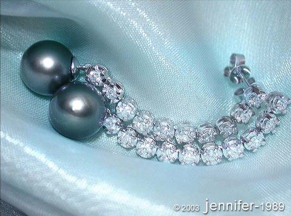 Tahitiperlen-Ohrgehänge mit Brillanten auf Satin, Detailaufnahme