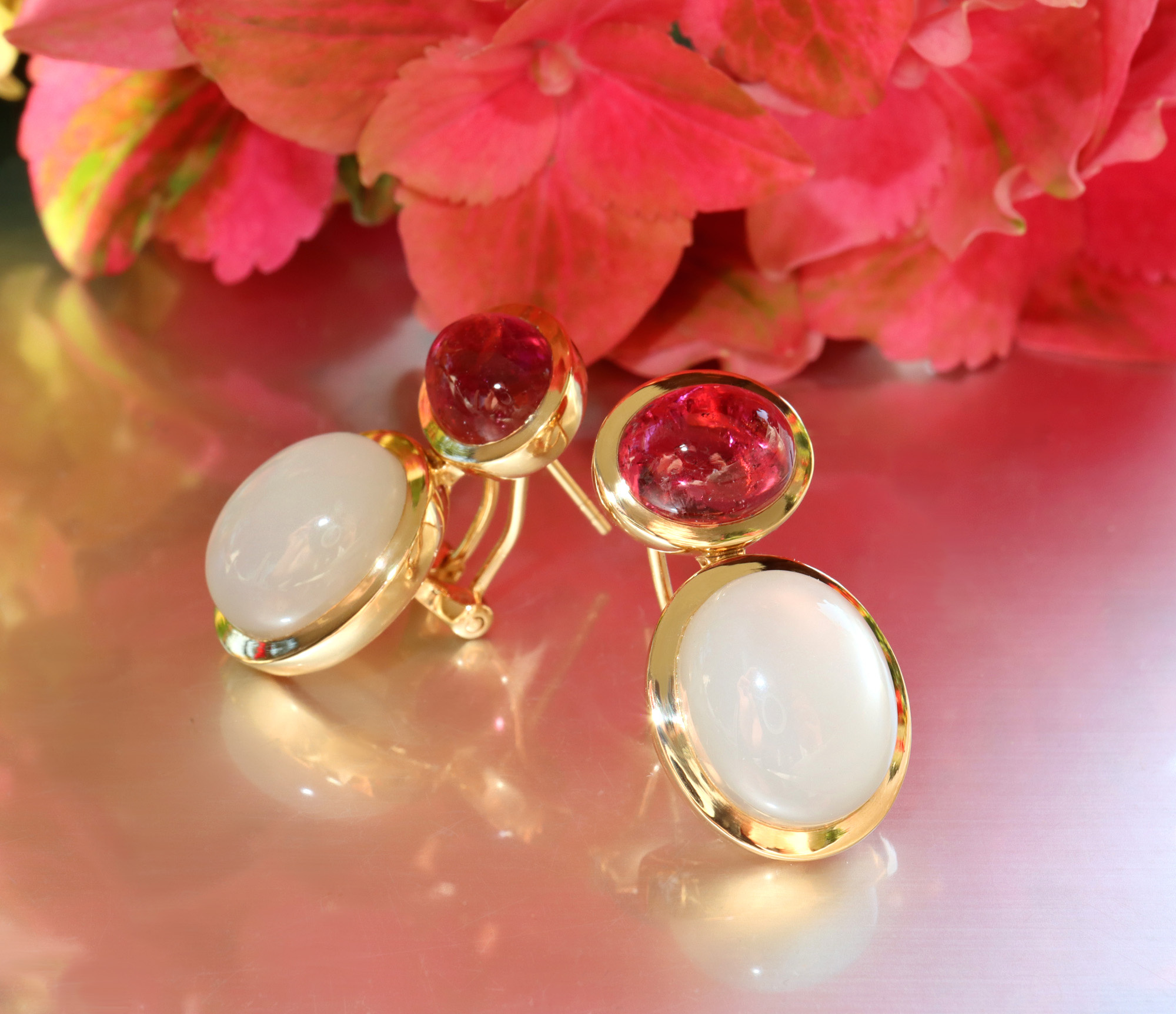 Rubellit und Mondstein Ohrringe in Gelbgold 750, detailreich, elegant