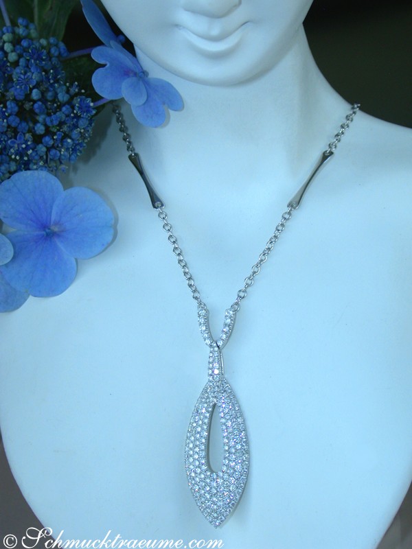 Schlichtes Weißgold-Collier mit Brillanten, Detailansicht, elegantes Design