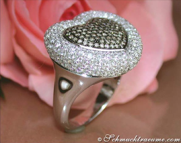 Herzring aus Weißgold mit 3.160 Karat braunen und weißen Brillanten