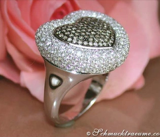 Herzring aus Weißgold mit 3.160 Karat braunen und weißen Brillanten