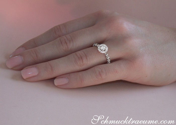 Schlichter Diamant-Ring im Kugel-Design auf zartem Handmodell