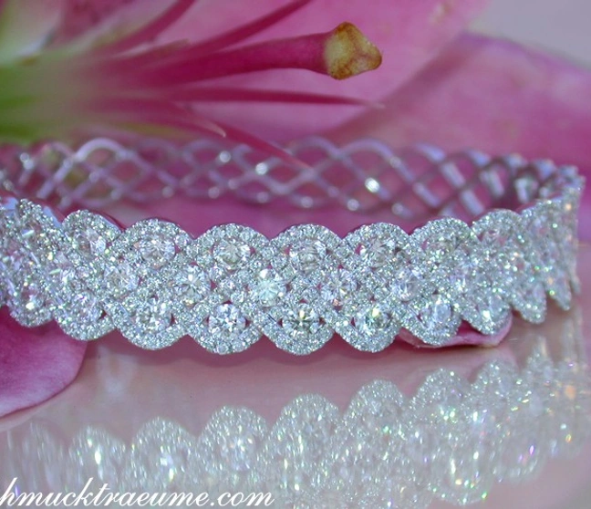 Detailaufnahme des eleganten Brillantenarmreifs mit Krappenfassung auf Blüte Detailaufnahme des eleganten Brillantenarmreifs mit Krappenfassung auf Blüte