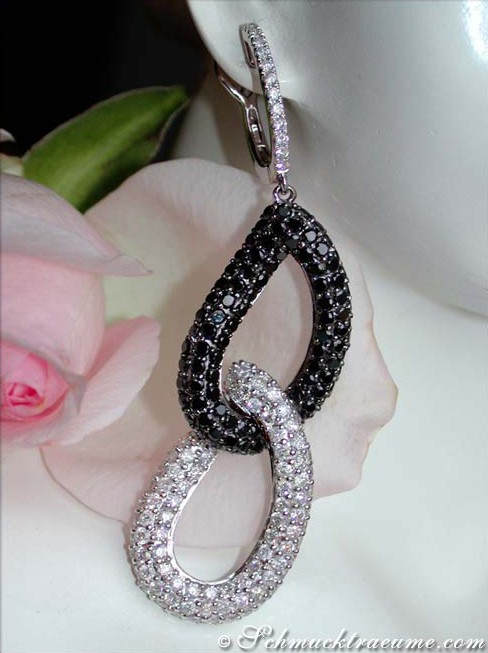 Schwarz-weiße Diamant-Ohrhänger mit geschwungenen Formen, Detailaufnahme