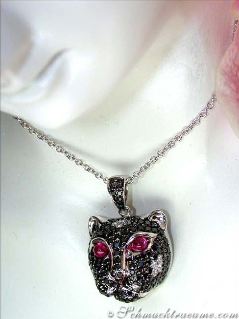Panther-Anhänger mit schwarzen Diamanten, Rubinen und Brillanten auf Halskette.