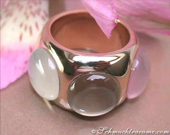 Rosenquarz-Rauchquarz-Mondstein-Ring aus Roségold 750, Detailaufnahme mit reflektierenden Oberflächen und Farbspiel.