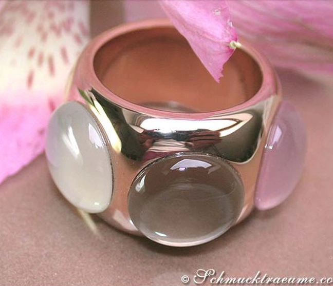 Rosenquarz-Rauchquarz-Mondstein-Ring aus Roségold 750, Detailaufnahme mit reflektierenden Oberflächen und Farbspiel. Rosenquarz-Rauchquarz-Mondstein-Ring aus Roségold 750, Detailaufnahme mit reflektierenden Oberflächen und Farbspiel.