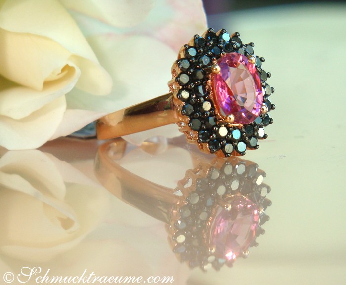 Detailaufnahme des Pink Turmalin-Rings mit schwarzen Diamanten in Roségold 585