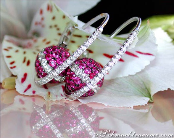 Rubin-Ohrringe mit Brillanten in Weißgold, detailreich, auf Orchidee präsentiert