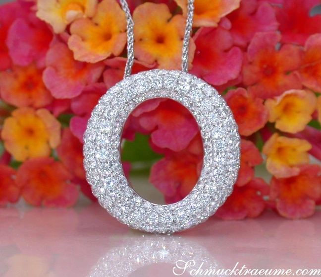 Klassischer Brillanten-Pavé-Anhänger im Kreisdesign mit Weißgold 750 Klassischer Brillanten-Pavé-Anhänger im Kreisdesign mit Weißgold 750