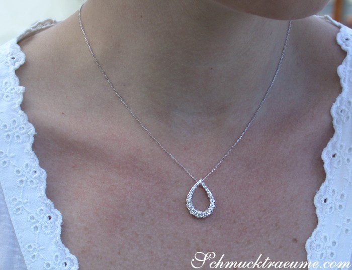 Detailansicht: Silberner Diamanten-Tropfen-Anhänger auf Halskette mit feinem Strass-Anteil.