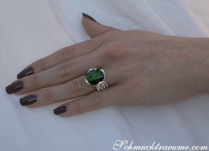 Detailansicht des Turmalin-Rings mit Brillanten auf weißem Hintergrund