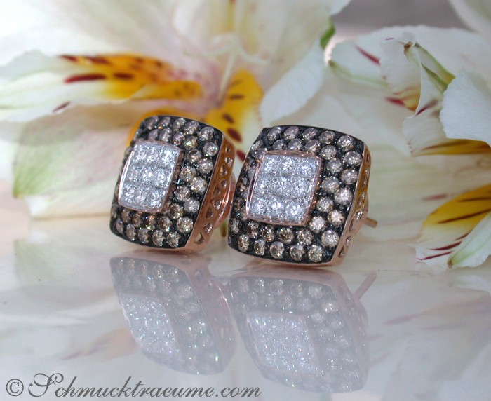 Verzierte Carré-Ohrstecker mit Roségold und Diamanten auf Blütenhintergrund