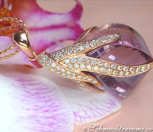 Detailaufnahme des Amethyst-Anhängers mit Brillanten in Roségold