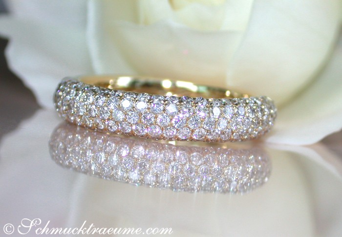 Gelbgoldring mit 1.020 Brillanten, Pavé-Verzierung, detailreich, elegant.