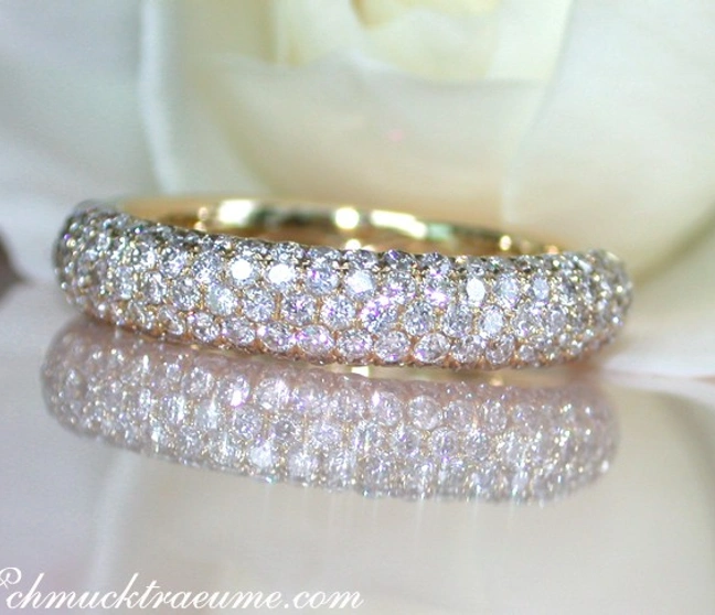Gelbgoldring mit 1.020 Brillanten, Pavé-Verzierung, detailreich, elegant. Gelbgoldring mit 1.020 Brillanten, Pavé-Verzierung, detailreich, elegant.