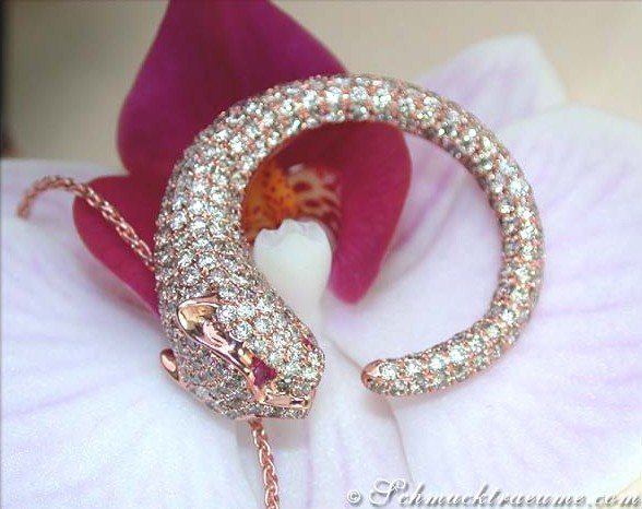Panther-Anhänger mit Brillanten auf roségoldener Kette